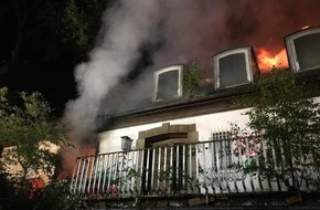 Feuerwehr Ratingen: FW Ratingen: Gebäude brennt in voller Ausdehnung - Feuerwehr stundenlang im Einsatz (bebildert)