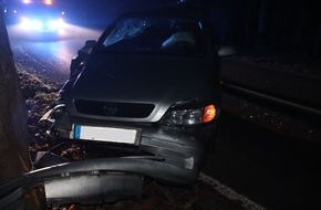 Kreispolizeibehörde Herford: POL-HF: Pkw schleudert gegen Baum- Unaufmerksamkeit durch Radio