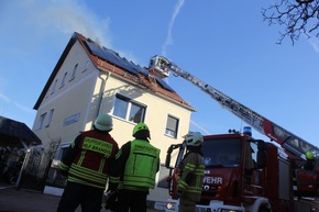 FW LK Leipzig: Dachstuhlbrand in Brandis