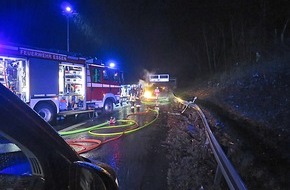 Feuerwehr Essen: FW-E: Alleinunfall eines Kastenwagens (Mercedes Sprinter), Fahrzeug gerät in Brand, Fahrer nur leicht verletzt