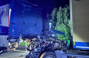 Feuerwehr Helmstedt: FW Helmstedt: Auffahrunfall mit zwei LKW