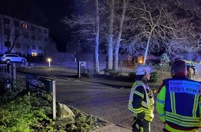 Freiwillige Feuerwehr Bad Salzuflen: FF Bad Salzuflen: Defekte Batterien sorgen für Feuerwehreinsatz in Seniorenheim / Rund 35 Kräfte sind in der Nacht zu Dienstag am Gröchteweg beschäftigt