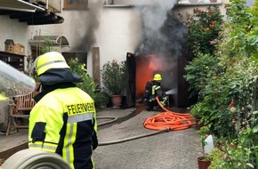 Polizeidirektion Koblenz: POL-PDKO: Brand einer Wohnhausgarage in Nickenich