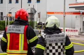 FW-MK: Turbulenter Wochenstart für die Feuerwehr Iserlohn