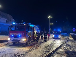 FW-AUR: Feuer an Carport greift auf Elektroautos &uuml;ber