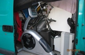 Polizeidirektion Bad Segeberg: POL-SE: Wedel: Anzeige gegen Schrottsammler  -Lieferwagen illegal bis unter das Dach vollgeladen - mit Fotos