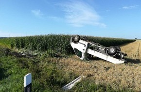 Polizeipräsidium Mittelhessen - Pressestelle Marburg-Biedenkopf: POL-MR: Pritschenwagen überschlägt sich - Teerladung im Graben und Feld