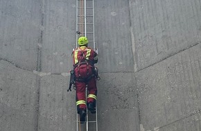 Feuerwehr Velbert: FW-Velbert: Feuerwehr übt auf Nevigeser Dom