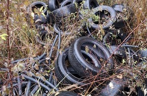 Polizeipräsidium Ulm: POL-UL: (UL) Erbach - Altreifen und Kabelummantelungen im Wald bei Erbach entsorgt / Bei Ermittlungen wegen einer Umweltstraftat hofft die Polizei jetzt auf Zeugenhinweise.