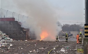 Feuerwehr Oberhausen: FW-OB: Brand in einem Müllentsorgungsbetrieb