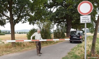 Polizeiinspektion Hameln-Pyrmont/Holzminden: POL-HM: Mit dem Fahrrad gegen geschlossene Schranke gefahren und geflüchtet - Unfallverursacher verletzt sich bei der Kollision