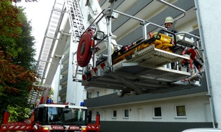 Feuerwehr Heiligenhaus: FW-ME: Tragehilfe für 180 kg schweren Patient (Meldung 29/2015)