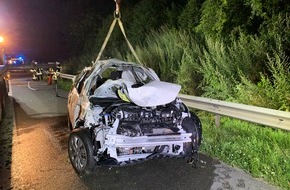 Freiwillige Feuerwehr Bad Salzuflen: FF Bad Salzuflen: Drei Menschen bei Unfall auf der A2 verletzt / Autobahn ist für rund zwei Stunden in Fahrtrichtung Dortmund gesperrt