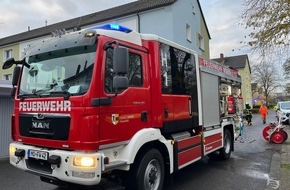 Feuerwehr Moers: FW Moers: Rauchmelder alarmieren Hausbewohner / Rauchentwicklung im Mehrfamilienhaus