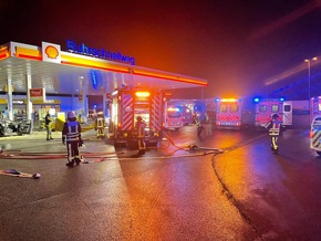 FW-BO: Vier Schwerverletzte, Auto fährt in die Tankstelle auf der A 40