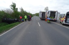 Polizeiinspektion Hameln-Pyrmont/Holzminden: POL-HM: Schwerer Verkehrsunfall auf der L 434 bei Hessisch Oldendorf - Fahrzeug überschlägt sich mehrfach