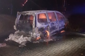 Feuerwehr Dortmund: FW-DO: 26.11.2017 - Feuer in Aplerbeck,
Mini-Van brannte komplett aus