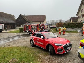KFV Bodenseekreis: Großer Feuerwehreinsatz wegen Schwelbrand in Wiggenweiler