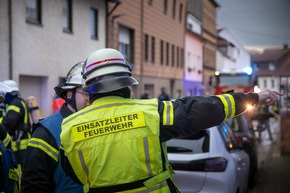 FW LK Neunkirchen: Rauchsäule weist Feuerwehr den Weg - Mehrparteienhaus nach Brand unbewohnbar
