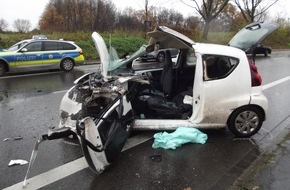 Feuerwehr Dortmund: FW-DO: Fahrerin schwer verletzt im PKW eingeklemmt