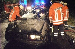 Polizeiinspektion Hameln-Pyrmont/Holzminden: POL-HOL: Landesstraße 581 zwischen Odfeld - Stadtoldendorf: Ins Schleudern geraten und gegen Baum geprallt - 18jährige Fahrerin musste mit Rettungsschere befreit werden -
