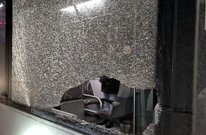 Polizei Bielefeld: POL-BI: PKW streift Bus - Zeugen gesucht
