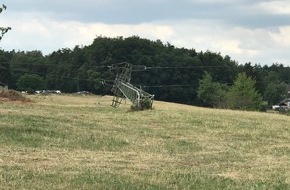 Polizeipräsidium Westpfalz: POL-PPWP: Radlader fährt gegen Strommast