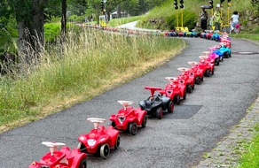 Bad Wildbad schreibt Weltrekordgeschichte mit der »längste zusammenhängende Bobby Car-Kette« der Welt (183 Bobbycars)