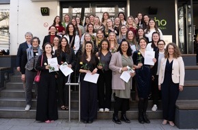Katholische Hochschule Nordrhein-Westfalen: Erfolgreicher Abschluss: Erste Absolventinnen des Studiengangs ‚Angewandte Hebammenwissenschaft/Midwifery‘ verlassen die katho