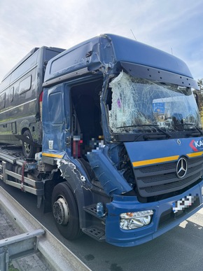 FW Helmstedt: Verkehrsunfall LKW, auslaufende Fl&uuml;ssigkeiten