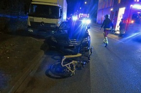 Polizei Mettmann: POL-ME: 53-jähriger Pedelec-Fahrer von Auto erfasst und schwer verletzt - Hilden - 2412071