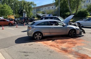 Feuerwehr Mülheim an der Ruhr: FW-MH: Brand eines Elektro-Gabelstaplers und Verkehrsunfall in Mülheim Saarn