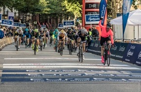 Skoda Auto Deutschland GmbH: SKODA treibt EuroEyes Cyclassics Hamburg als Hauptsponsor und Fahrzeugpartner an (FOTO)