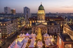 alltours flugreisen gmbh: Immer mehr Deutsche verreisen im Advent zu den schönsten Weihnachtsmärkten Europas / Glühwein und Spekulatius - Citytrips boomen im November und Dezember