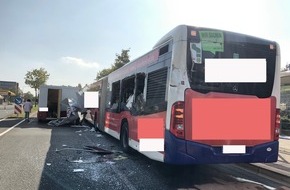 Polizei Paderborn: POL-PB: Verkaufswagen mit offener Klappe beschädigt Linienbus