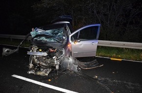 Polizeiinspektion Hameln-Pyrmont/Holzminden: POL-HM: Pkw prallt gegen Baum - Fahrer kommt in Klinik