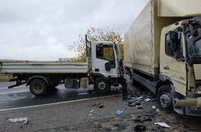 Polizeipräsidium Mainz: POL-PPMZ: Schwerer Verkehrsunfall mit zwei beteiligten LKW