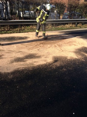 FW-KLE: Auffahrunfall und auslaufende Betriebsstoffe führten zur Sperrung der B9 (Gocher Landstraße)