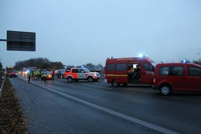 FW-WRN: Unfall auf der BAB1 mit drei PKW, Folgeeinsatz auf der Gegenspur