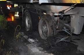 Polizeiinspektion Delmenhorst / Oldenburg - Land / Wesermarsch: POL-DEL: Autobahnpolizei Ahlhorn: Brand eines Lkw-Anhängers auf der B75 in Delmenhorst +++ Schnelles Eingreifen der Feuerwehr