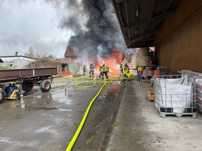 FW-WRN: Gro&szlig;brand eines landwirtschaftlichen Betriebs in Werne-Ehringhausen