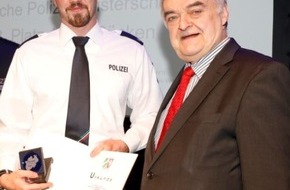 Polizei Essen: POL-E: Essen: Polizeisportler NRW 2018 kommt aus Essen - Innenminister Herbert Reul ehrt zwei Essener Schwimmer in Bonn - Fotos