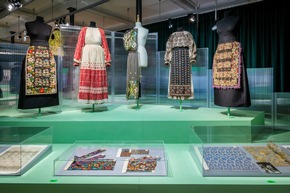 Neue Ausstellung im Textilmuseum St.Gallen eröffnet / Mode sammeln. Von T-Shirts bis Haute Couture / 24.10.25 - 25.05.26