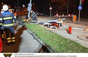 Feuerwehr München: FW-M: SUV kollidiert mit Laternenmast (Berg am Laim)