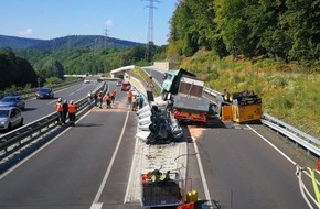 Kreispolizeibehörde Siegen-Wittgenstein: POL-SI: Schwerer LKW-Unfall mit 300.000 Euro Sachschaden