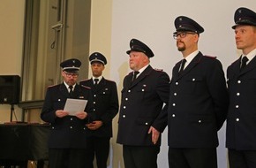 Freiwillige Feuerwehr Bad Segeberg: FW Bad Segeberg: Jahreshauptversammlung der Freiwilligen Feuerwehr Bad Segeberg Eine besondere und erstmalige Auszeichung f&uuml;r den ausgeschiedenen Zugf&uuml;hrer