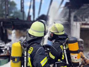 FW Lüchow-Dannenberg: +++ brennender Schuppen breitet sich auf Wohnhaus aus +++ Bewohner können sich unverletzt in Sicherheit bringen +++ Über 100 Feuerwehrleute im Einsatz +++