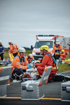 FW-ROW: Übung der Kreisfeuerwehrbereitschaft Nord in Karlshöfen: Großschadenslage nach Flugzeugkollision simuliert