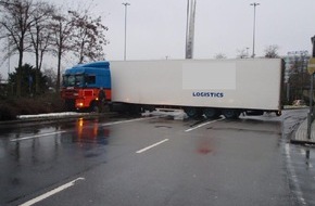 Polizei Düsseldorf: POL-D: Lohausen - Lkw fuhr sich am Terminalring fest - Polizei leitete Verkehr über die Abflugebene um