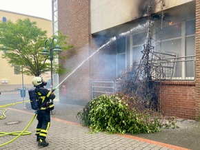 FW-MK: Brand im Au&szlig;enbereich sorgt f&uuml;r Verrauchung im Waldstadtzentrum
